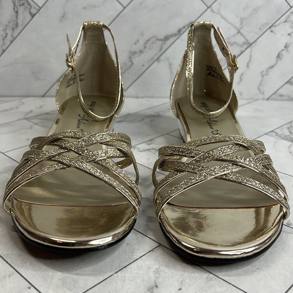 NWT Easy Street Alive 5 Womens Tarrah Gold Metallic Flat Strappy Sandals 7M - Picture 3 of 9